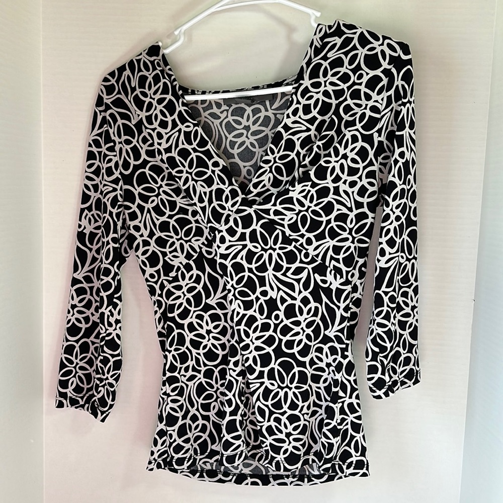 Josephine chaus petite black and white geometric print v neck top size SP